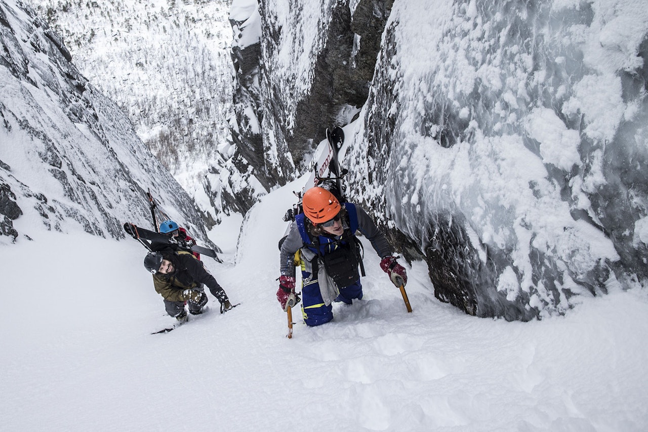 PÅ TUR I NORDLAND: Bjarne Salén leder an foran JP Auclair og Andreas Fransson opp Kugelhornsrenna ved Narvik. Foto: Daniel Rönnbäck