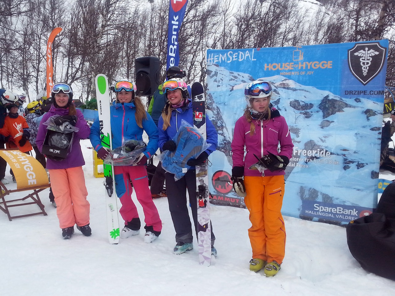 JENTER SOM DRAR PÅ: Anna Lotta Jogeva (til venstre) vant dagens junior-frikjøringskonkurranse i Hemsedal -på en dag hvor alle kidsa imponerte stort, og jentene viste styrke med stor deltagelse og hissig kjøring. Foto: Sverre Enitch. JENTER SOM DRAR PÅ: Anna Lotta Jogeva (til venstre) vant dagens junior-frikjøringskonkurranse i Hemsedal -på en dag hvor alle kidsa imponerte stort, og jentene viste styrke med stor deltagelse og hissig kjøring. Foto: Sverre Enitch.