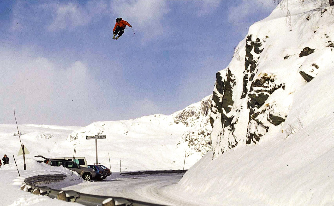 STORT MED STIL: Klassisk Kjetil Håheimsnes-stil med en perfekt 360 safety over et roadgap i Røldal. Foto: Thomas Kleiven STORT MED STIL: Klassisk Kjetil Håheimsnes-stil med en perfekt 360 safety over et roadgap i Røldal. Foto: Thomas Kleiven