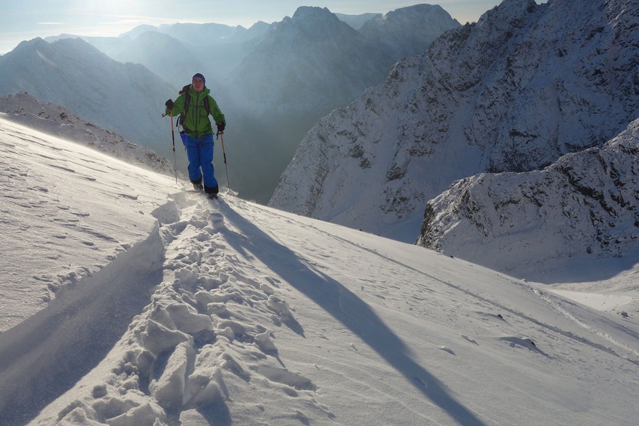 SESONGSTART: Nydelige omgivelser og 30 centimeter pudder på det meste. Med isbre eller gammelsnø som såle sørga Kjostind for ypperlige skiforhold i helga. Foto: Ove Petter Sørheim SESONGSTART: Nydelige omgivelser og 30 centimeter pudder på det meste. Med isbre eller gammelsnø som såle sørga Kjostind for ypperlige skiforhold i helga. Foto: Ove Petter Sørheim