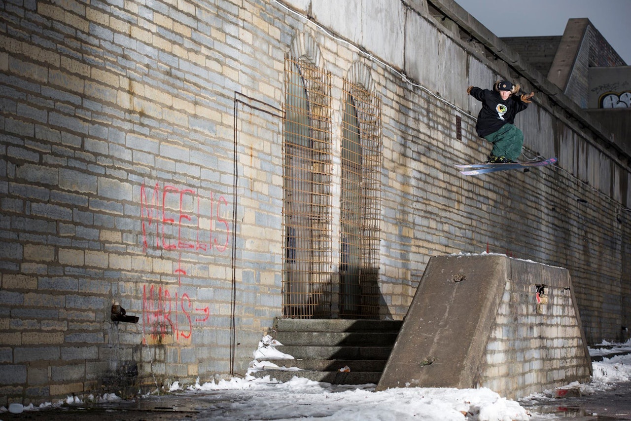 ÅRETS STREETPART? – Phil Casabon skiller seg virkelig fra alt annet når han snirkler seg rundt og ned det Øst-Europa har å tilby av rekkverk, mens han spiller tyngdeloven puss som kommer til å gi fysikklærerne på Sonans alvorlige forklaringsproblem på mandag, skriver vår anmelder Sigbjørn Tveit. Foto: Chris O`Connell ÅRETS STREETPART? – Phil Casabon skiller seg virkelig fra alt annet når han snirkler seg rundt og ned det Øst-Europa har å tilby av rekkverk, mens han spiller tyngdeloven puss som kommer til å gi fysikklærerne på Sonans alvorlige forklaringsproblem på mandag, skriver vår anmelder Sigbjørn Tveit. Foto: Chris O`Connell