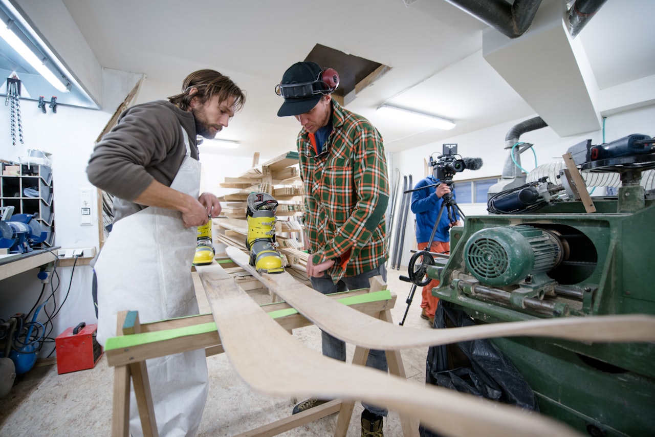 BYGGET: Endre Hals i EVI og Prog fikk oppdraget med å lage skien som brukes i Birkebeinerne. Foto: Martin I. Dalen BYGGET: Endre Hals i EVI og Prog fikk oppdraget med å lage skien som brukes i Birkebeinerne. Foto: Martin I. Dalen