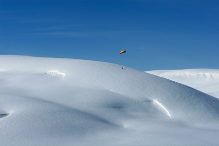 HØYTFLYVENDE: Med turer opp mot 5000 moh. satte kiteren Sigve Botnen høyderekord i kiting. Sammen med Johann Civel, som kiter på bildet, er han den første i verden som har prøvd kitemulighetene i Himalaya. Foto: Gus Hurst