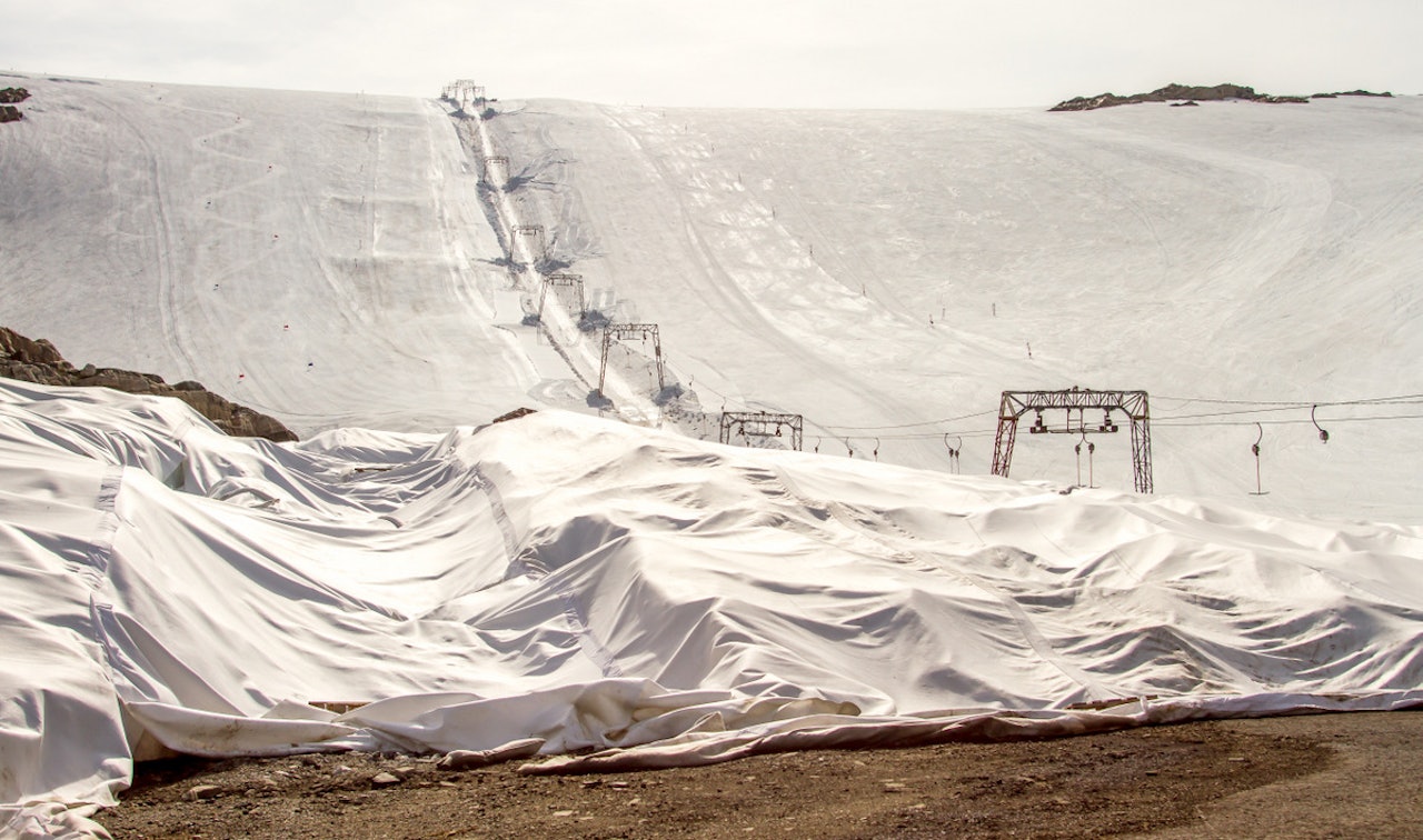 PUDDERFORHOLD. Forholdene på Fonna har vært fantastiske etter snøkaoset. og nå sikres neste års sesong med snøduk. Foto: Jan Petter Svendal PUDDERFORHOLD. Forholdene på Fonna har vært fantastiske etter snøkaoset. og nå sikres neste års sesong med snøduk. Foto: Jan Petter Svendal