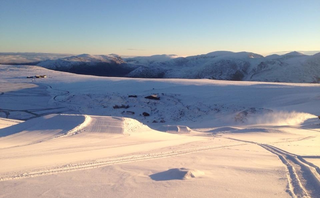 VINTER: På Galdhøpiggen sommerskisenter er det vinter, nysnø og en liten terrengpark. Foto: Truls Solem VINTER: På Galdhøpiggen sommerskisenter er det vinter, nysnø og en liten terrengpark. Foto: Truls Solem
