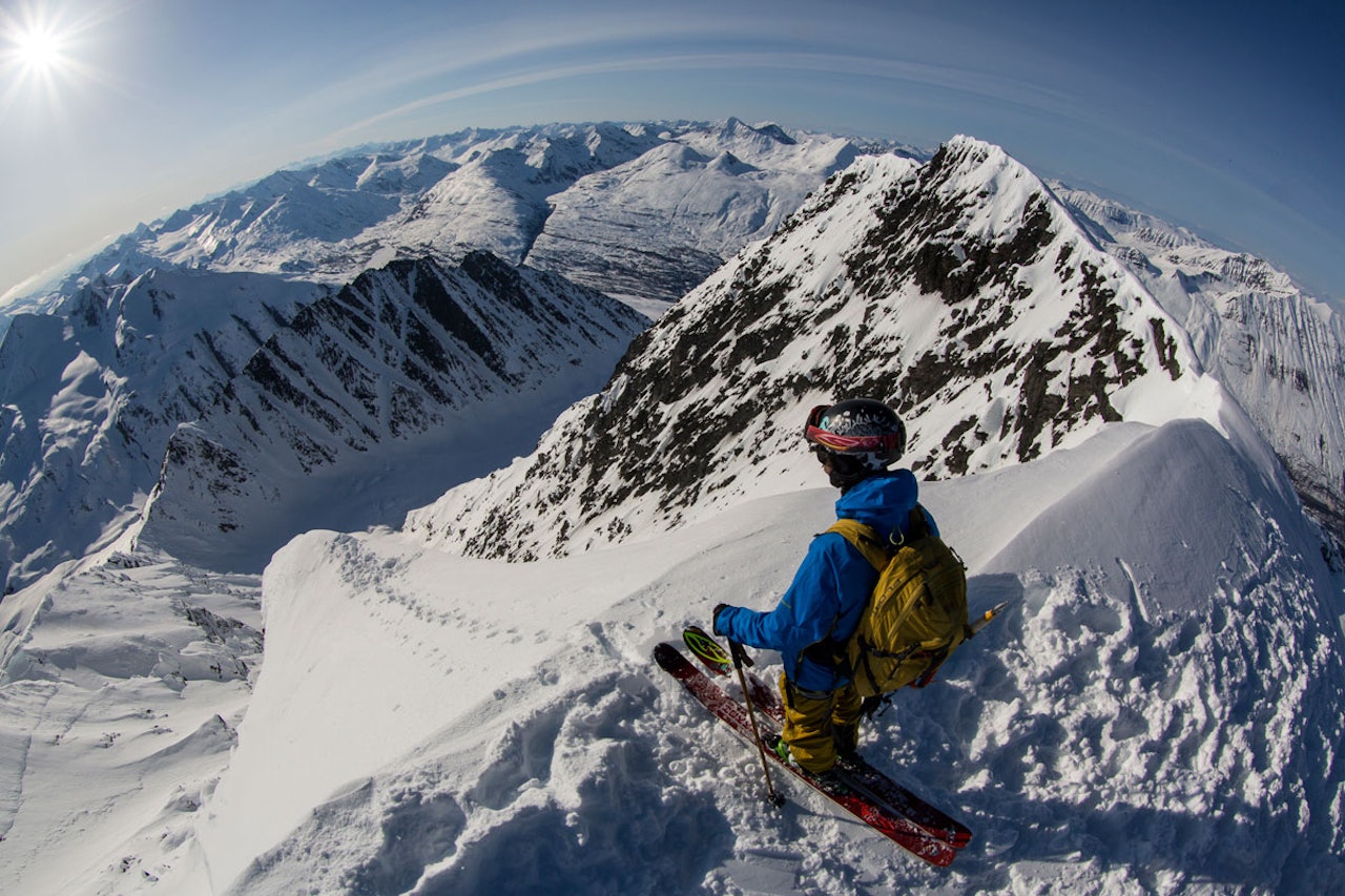 OVER HALVVEIS: Cody Barnhill på toppen av ei linje i Alaska han gikk til topps på for egen maskin. Foto: Dynafit