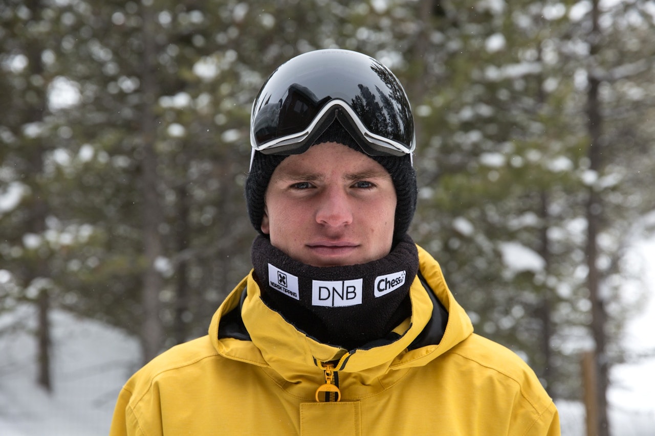 Rekruttlandslagskjører Mons Røisland ikledd den nye landslagshalsen. Foto: Snowboardforbundet