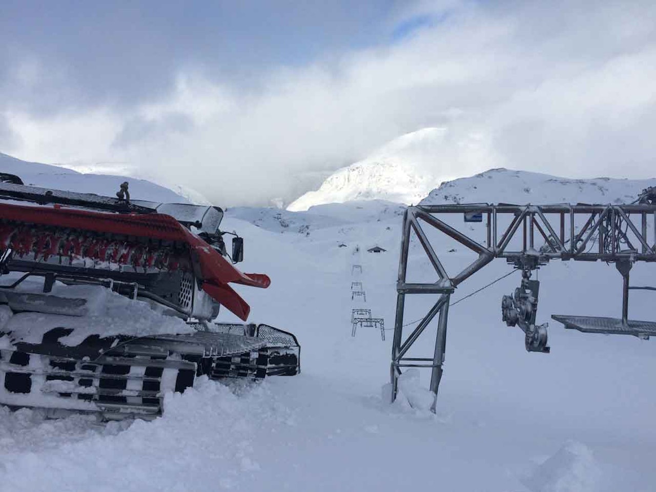 MAST SJU: Det er over åtte meter snø der dette bildet fra Folgefonna er tatt. Det lover godt for sommeren! Foto: Andreas Skogseth 