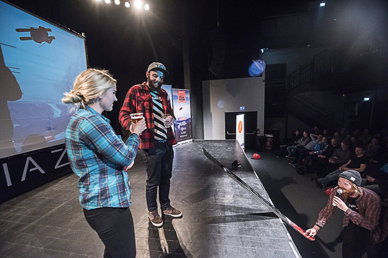 STAKK AV MED GJEV PREMIE: Denne mannen er et par K2-ski rikere. Fri Flyts utsendte hjelper til med overleveringen. Foto: Vegard Breie STAKK AV MED GJEV PREMIE: Denne mannen er et par K2-ski rikere. Fri Flyts utsendte hjelper til med overleveringen. Foto: Vegard Breie