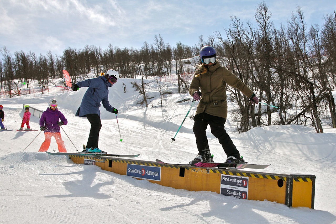 SAMLES: Her fra en samling med jenter i Tirilparken. SAMLES: Her fra en samling med jenter i Tirilparken.