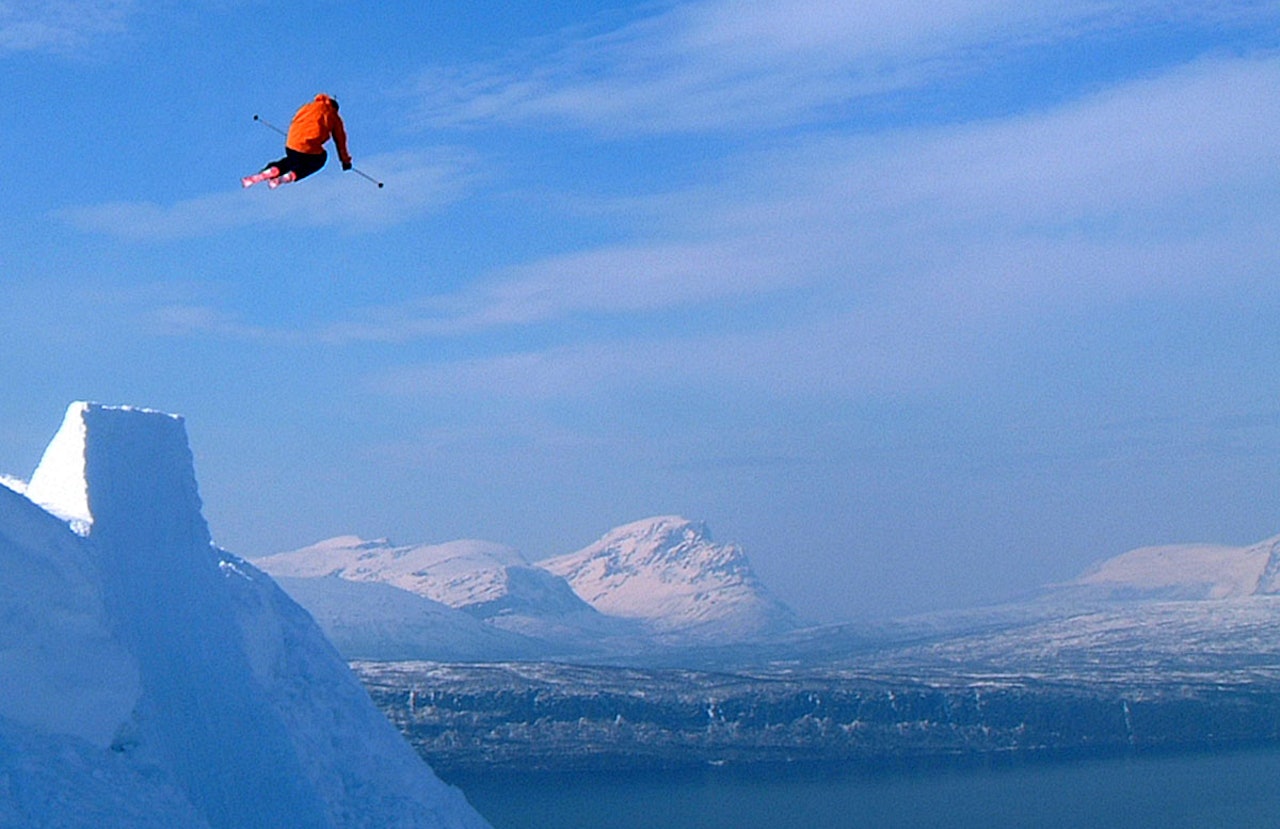 KLASSIKER: Ronny Dahl flyr over Narvik med stil en gang tidlig i dette årtusenet.