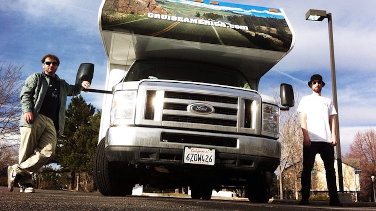 PÅ TUR: Fri Flyt-venn og lokal fixer Alex Hunt og Henning Reinton ved siden av vårt hjem i Colorado den siste uka. Foto: Hans Petter Hval PÅ TUR: Fri Flyt-venn og lokal fixer Alex Hunt og Henning Reinton ved siden av vårt hjem i Colorado den siste uka. Foto: Hans Petter Hval