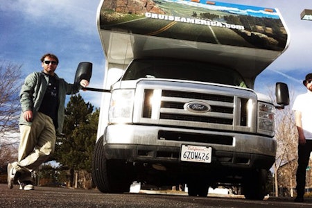 PÅ TUR: Fri Flyt-venn og lokal fixer Alex Hunt og Henning Reinton ved siden av vårt hjem i Colorado den siste uka. Foto: Hans Petter Hval PÅ TUR: Fri Flyt-venn og lokal fixer Alex Hunt og Henning Reinton ved siden av vårt hjem i Colorado den siste uka. Foto: Hans Petter Hval