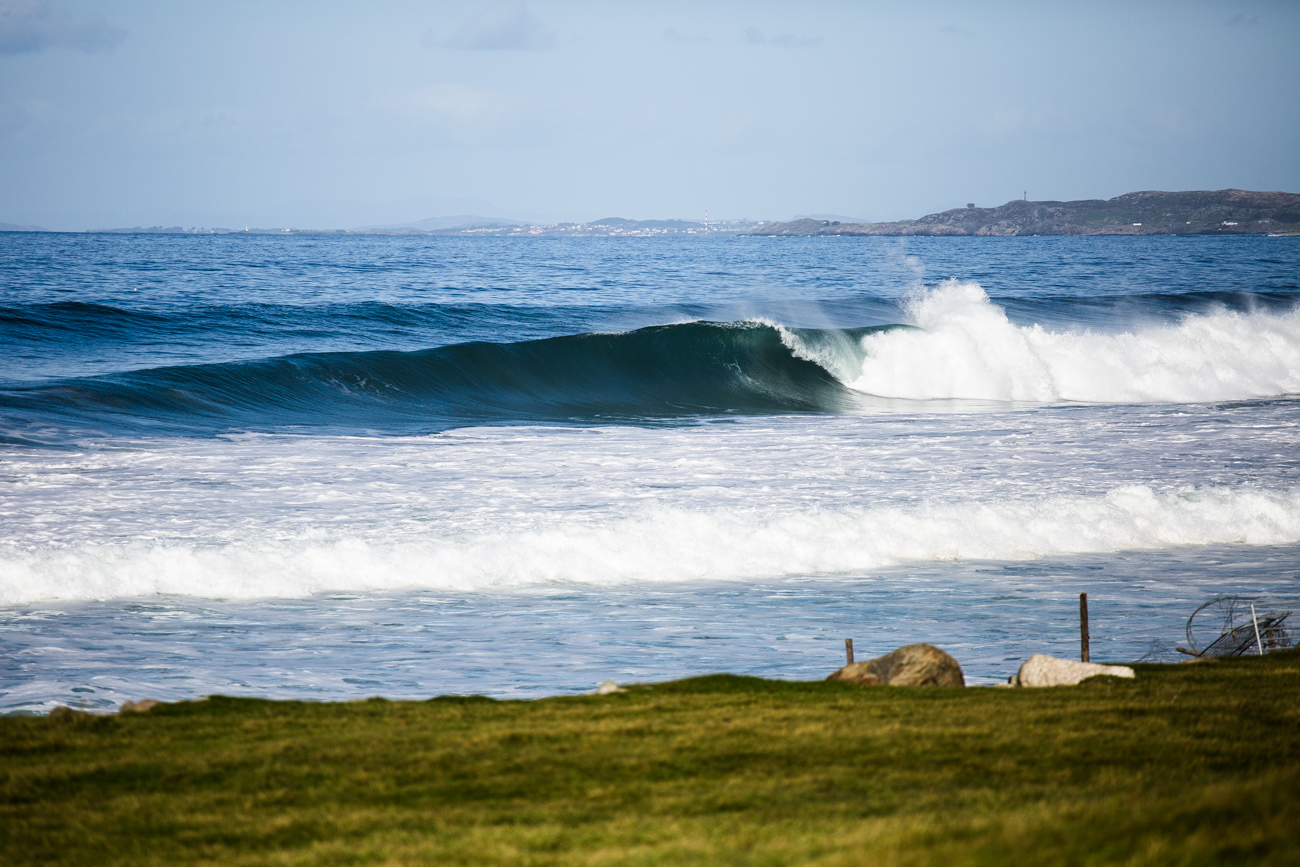 17 SEKUNDER TIL NESTEMANN: Nok en perfekt bølge ruller urørt inn mot rullesteinene på Jæren. Bølgeperioden var på hele 17 sekunder. Det er virkelig ikke dagligdagskost her i Norge. Bilde: Christian Nerdrum