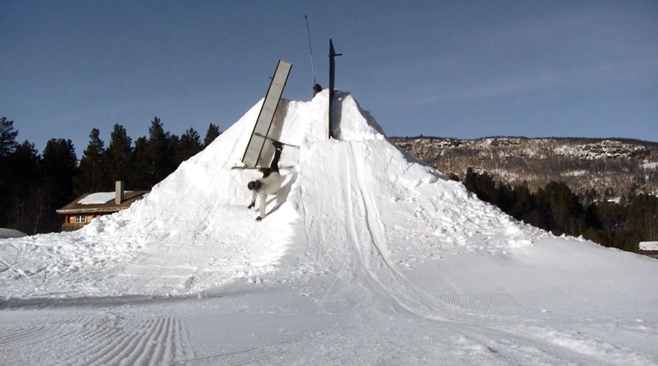 KRÆSJ: Ifølge seg selv ble dette det siste skitrikset Andreas Håtveit gjorde som proff skikjører. KRÆSJ: Ifølge seg selv ble dette det siste skitrikset Andreas Håtveit gjorde som proff skikjører.