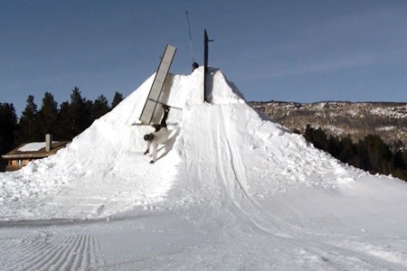 KRÆSJ: Ifølge seg selv ble dette det siste skitrikset Andreas Håtveit gjorde som proff skikjører. KRÆSJ: Ifølge seg selv ble dette det siste skitrikset Andreas Håtveit gjorde som proff skikjører.