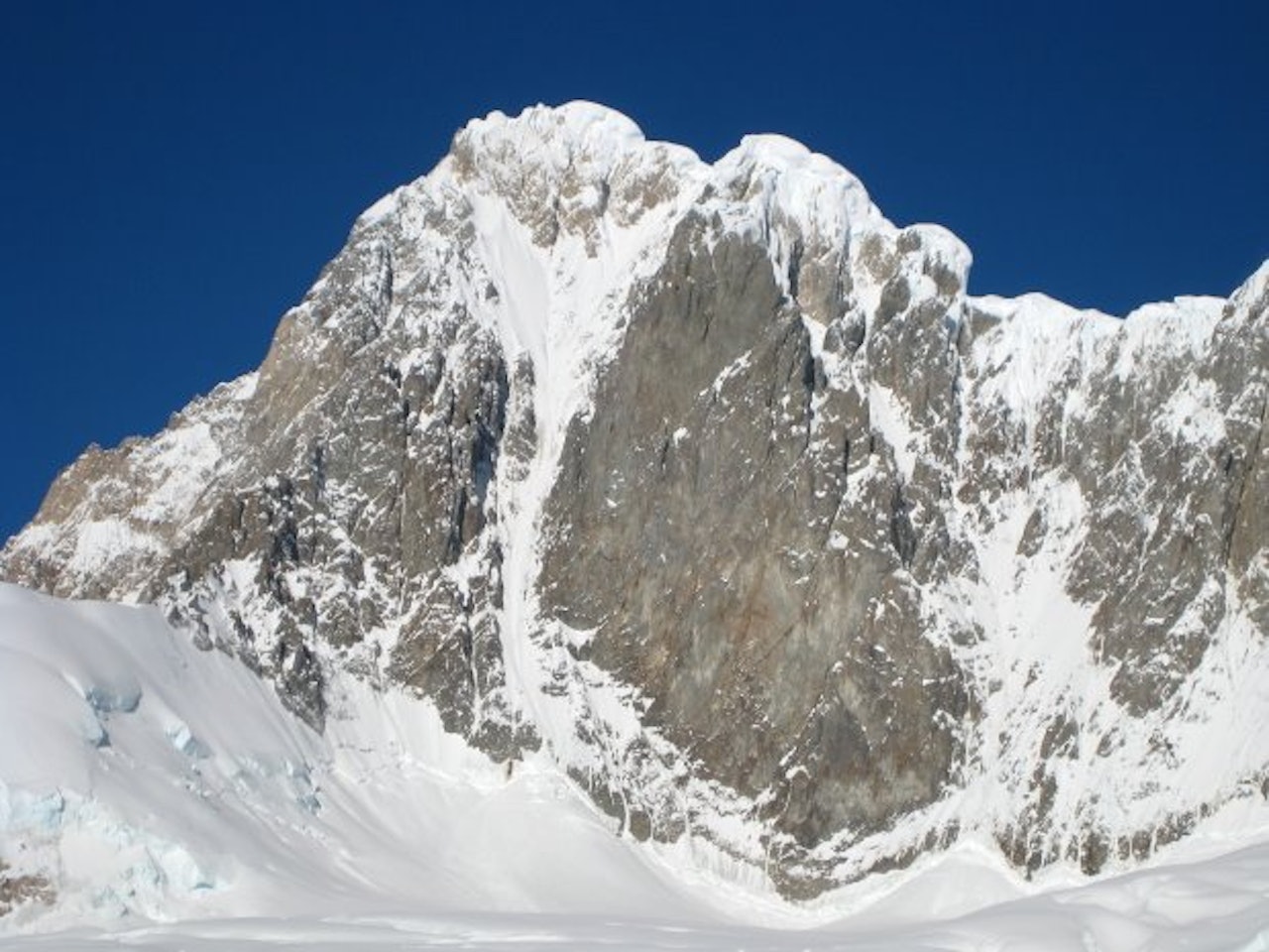 ULYKKESFJELLET: Dette bildet viser nordveggen på Monte San Lorenzo fra den argentinske siden, hvor ulykken skal ha skjedd, mest sannsynlig i den tydelige renna midt på bildet. ULYKKESFJELLET: Dette bildet viser nordveggen på Monte San Lorenzo fra den argentinske siden, hvor ulykken skal ha skjedd, mest sannsynlig i den tydelige renna midt på bildet.