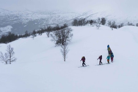 DAMER MED OG PÅ RETT KURS: Jentene på Fjellsportfestivalens dame-skredkurs er glad de slipper å ha mannfolk hengende rundt hele tida. Og ifølge tindevegleder Marit Svarstad Andresen er jentene –typisk nok- flinkere enn de tror. Foto: Einar Løken DAMER MED OG PÅ RETT KURS: Jentene på Fjellsportfestivalens dame-skredkurs er glad de slipper å ha mannfolk hengende rundt hele tida. Og ifølge tindevegleder Marit Svarstad Andresen er jentene –typisk nok- flinkere enn de tror. Foto: Einar Løken