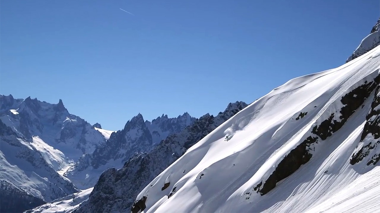 RUTINERT: Aurelien Ducroz kjører noen dramatiske linjer hjemme i Chamonix i filmen fra sponsoren. RUTINERT: Aurelien Ducroz kjører noen dramatiske linjer hjemme i Chamonix i filmen fra sponsoren.