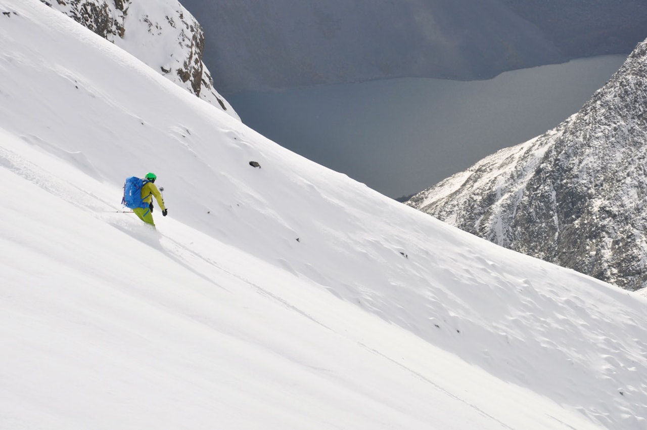 TIDLIG: Svein Mortensen tilbake på ski i Lyngen bare to måneder eter at han parkerte skiene og avsluttet forrige sesong. Foto: Espen Nordahl