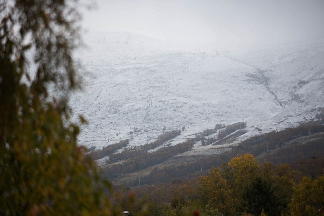 OPPDAL I DAG: Skisenteret i Vangslia fikk høstens første snødryss i natt, og slik så det ut da oppdalingene våknet i morges. Foto: Tore Meirik