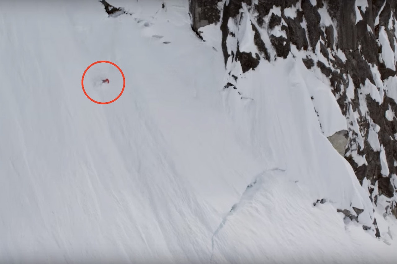 FALT: Her faller Collinson 300 meter ned en fjellside i Alaska. Foto: Skjermdump