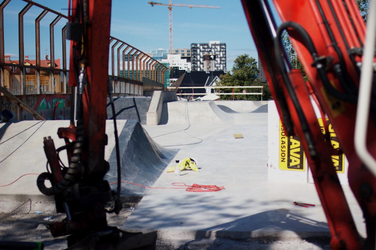 Gravemaskin, glava og ny betongpark. Gravemaskin, glava og ny betongpark.