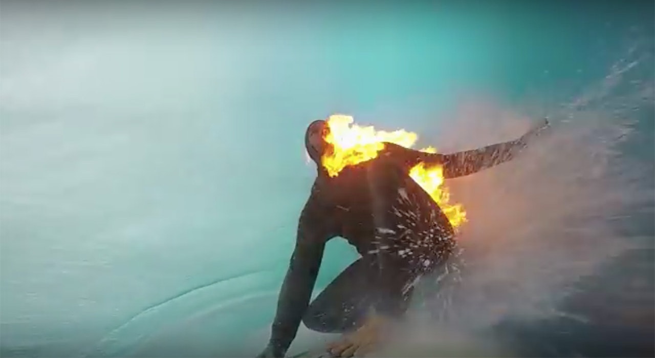 Her surfer Jamie O´Brien bølgen mens han er i fyr og flammer. Foto: YouTube / GoPro Her surfer Jamie O´Brien bølgen mens han er i fyr og flammer. Foto: YouTube / GoPro