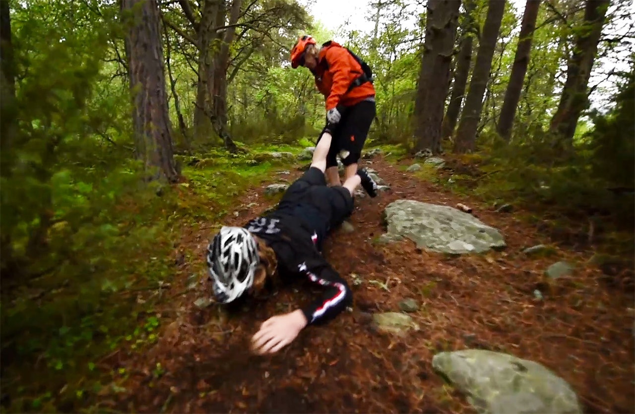 ILLSINT OG VOLDELIG: I smakebiten på andre sesong av Enduroskolen er det en stakkar med fotposer som får kjørt seg av programlederen Mr. Braaap. Foto: Martin Innerdal Dalen ILLSINT OG VOLDELIG: I smakebiten på andre sesong av Enduroskolen er det en stakkar med fotposer som får kjørt seg av programlederen Mr. Braaap. Foto: Martin Innerdal Dalen
