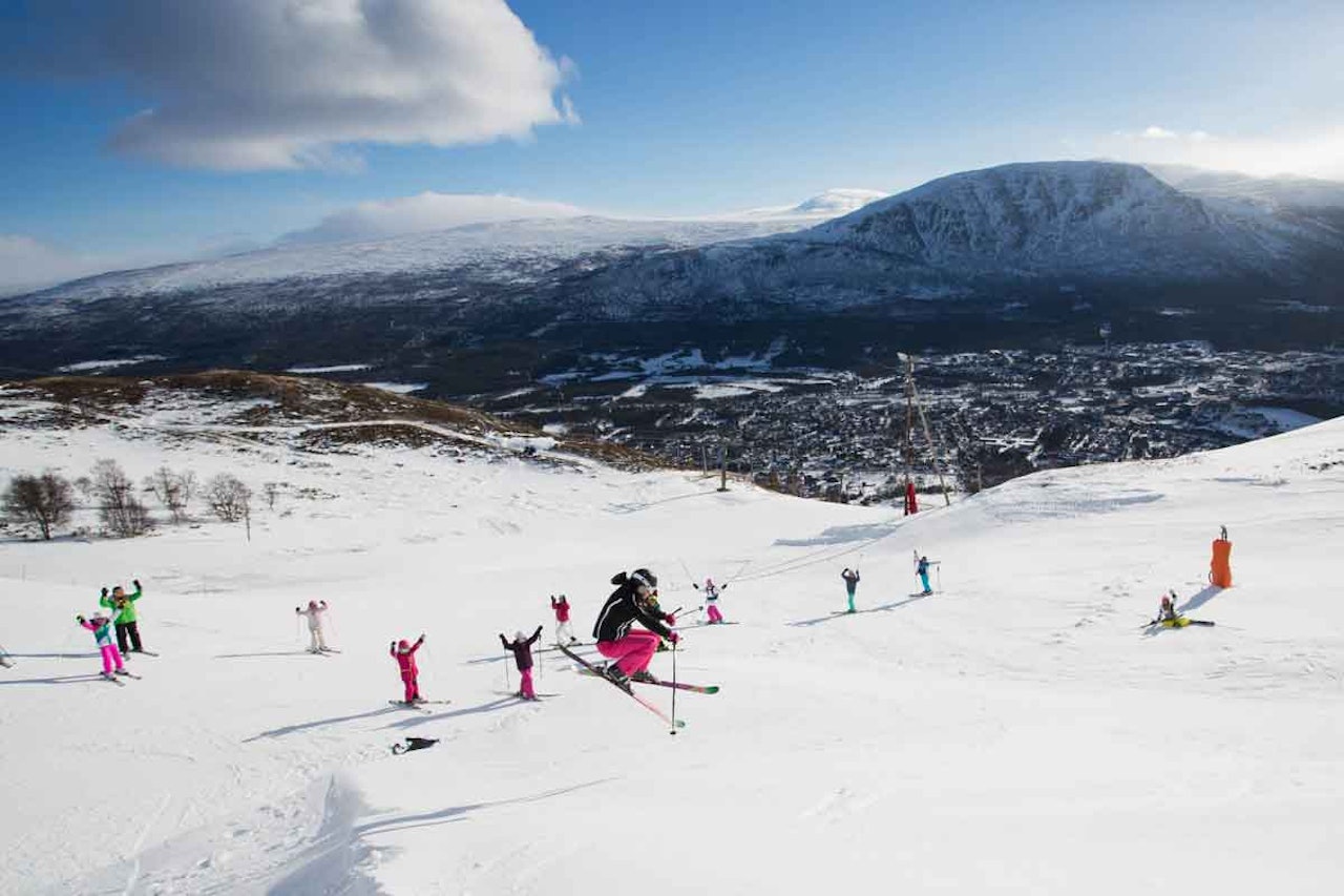 KULT PÅ FRIKJØRINGSCAMP: Marta Rusten hopper på ei vindleppe til de andre campdeltagernes store begeistring –inkludert noen av de yngste deltagerne. Foto: Tore Meirik KULT PÅ FRIKJØRINGSCAMP: Marta Rusten hopper på ei vindleppe til de andre campdeltagernes store begeistring –inkludert noen av de yngste deltagerne. Foto: Tore Meirik