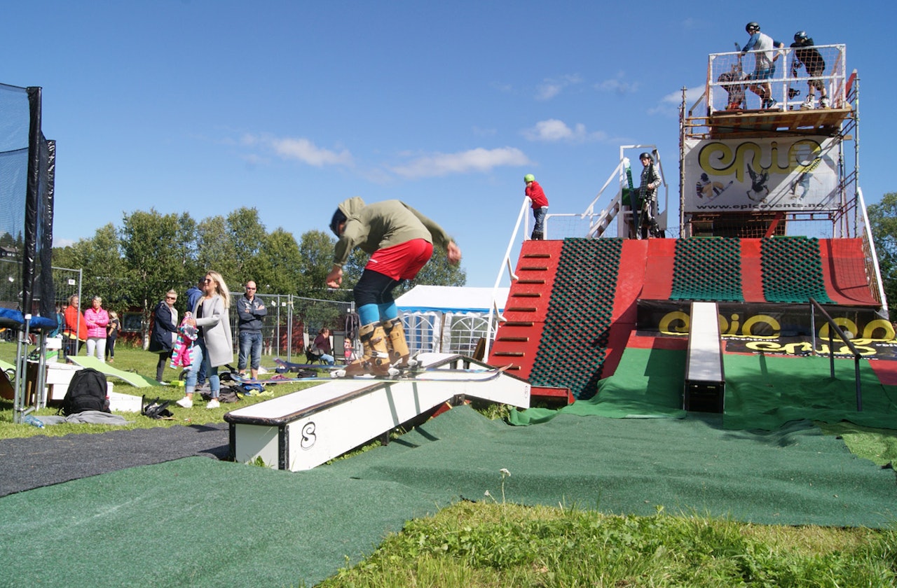 SOLID SOMMERSETUP: Masse bokser og rails, to hopp, airbag, stillas, trampoliner og deilig sommervær gjør at du kan ha det gøy på ski på Geilo om sommeren. Foto: Rune Lundsør SOLID SOMMERSETUP: Masse bokser og rails, to hopp, airbag, stillas, trampoliner og deilig sommervær gjør at du kan ha det gøy på ski på Geilo om sommeren. Foto: Rune Lundsør