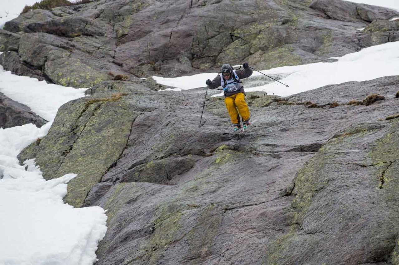 I FJOR: Bård Øymar tok en suveren seier på hjemmebane med ei hissig linje med mer stein enn snø. Foto: Norway Freeride Series I FJOR: Bård Øymar tok en suveren seier på hjemmebane med ei hissig linje med mer stein enn snø. Foto: Norway Freeride Series