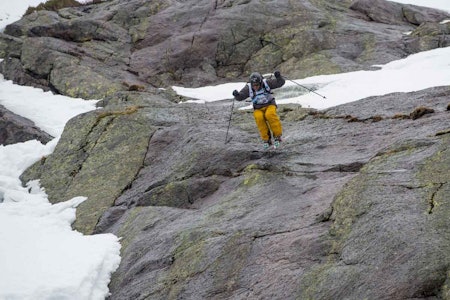 I FJOR: Bård Øymar tok en suveren seier på hjemmebane med ei hissig linje med mer stein enn snø. Foto: Norway Freeride Series I FJOR: Bård Øymar tok en suveren seier på hjemmebane med ei hissig linje med mer stein enn snø. Foto: Norway Freeride Series