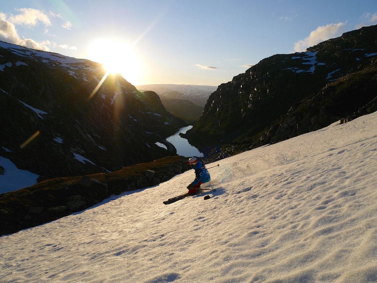 FORTSATT VINTER: I Røldal er det ingen grunn til å legge vekk skiene selv om det er august måned, det syns i hvert fall ikke Vetle Gangeskar. Men hvilken sesong er det når man kjører ski den første uka i august? Forrige eller neste sesong? Foto: Pelle Gangeskar FORTSATT VINTER: I Røldal er det ingen grunn til å legge vekk skiene selv om det er august måned, det syns i hvert fall ikke Vetle Gangeskar. Men hvilken sesong er det når man kjører ski den første uka i august? Forrige eller neste sesong? Foto: Pelle Gangeskar
