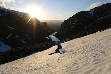 FORTSATT VINTER: I Røldal er det ingen grunn til å legge vekk skiene selv om det er august måned, det syns i hvert fall ikke Vetle Gangeskar. Men hvilken sesong er det når man kjører ski den første uka i august? Forrige eller neste sesong? Foto: Pelle Gangeskar FORTSATT VINTER: I Røldal er det ingen grunn til å legge vekk skiene selv om det er august måned, det syns i hvert fall ikke Vetle Gangeskar. Men hvilken sesong er det når man kjører ski den første uka i august? Forrige eller neste sesong? Foto: Pelle Gangeskar