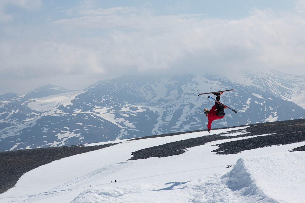 FORTSATT SÅNN: Slik så terrengparken på Galdhøpiggen sommerskisenter ut da Jesper Tjäder gjorde en flatspin japan den 3. juli. Ifølge driftssjef Per Vole er forholdene minst like bra nå. Foto: Tore Meirik FORTSATT SÅNN: Slik så terrengparken på Galdhøpiggen sommerskisenter ut da Jesper Tjäder gjorde en flatspin japan den 3. juli. Ifølge driftssjef Per Vole er forholdene minst like bra nå. Foto: Tore Meirik
