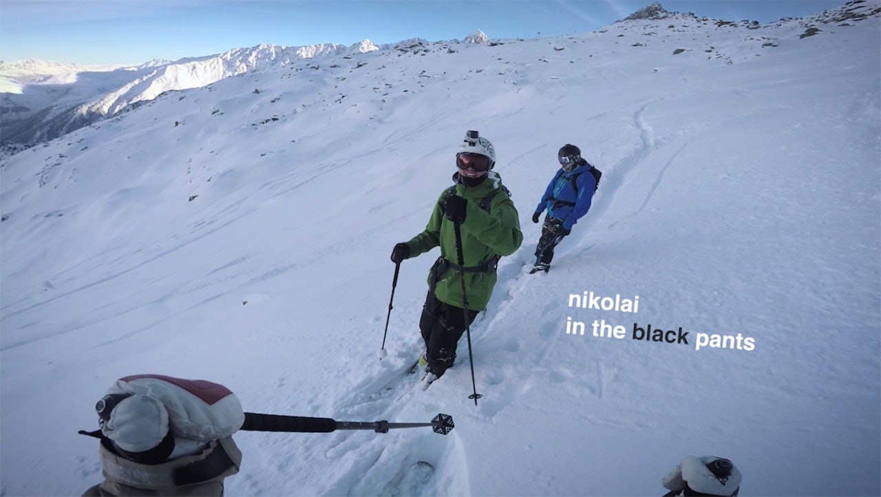 MED SVART BUKSE: Nikolai Schirmer og Flo Bastien er et radarpar som sørger for ekstremt god skiunderholdning fra Chamonix.