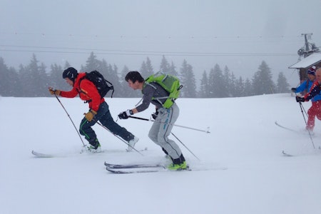 FØRSTEMANN: Brede Birkeland (t.v.) et hestehode foran Ola Hovdenak. FØRSTEMANN: Brede Birkeland (t.v.) et hestehode foran Ola Hovdenak.