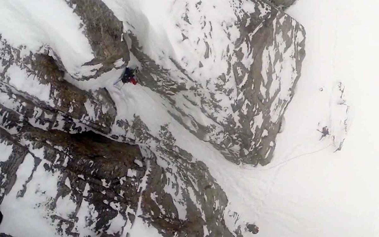 BRATT: Sam Anthamatten på vei opp ei linje som knapt er kjørbar, men han har ski på sekken likevel. BRATT: Sam Anthamatten på vei opp ei linje som knapt er kjørbar, men han har ski på sekken likevel.