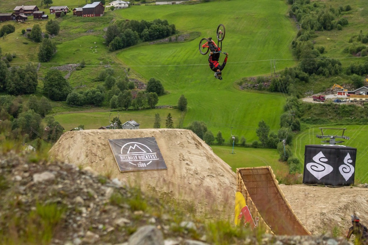 HØYDEPUNKT: Backflipsa, whipsa, frontflipsa, dobbelflipsa og kræsja sitter løst i filmen med høydepunktene fra freerideproffene -blant annet NIck Pescetto- som besøkte Hillbilly Huckfest i Ål. HØYDEPUNKT: Backflipsa, whipsa, frontflipsa, dobbelflipsa og kræsja sitter løst i filmen med høydepunktene fra freerideproffene -blant annet NIck Pescetto- som besøkte Hillbilly Huckfest i Ål.