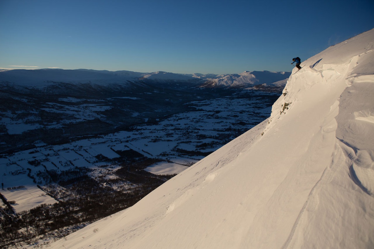 DRØMMESTART: Dette bildet ble tatt da Oppdal skisenter åpnet den første helga i desember i fjor. Dessverre ble dette årets beste helg, for etter denne dagen kom det knapt snø. Men Markus Nilsen koste seg så lengde det varte. Foto: Tore Meirik DRØMMESTART: Dette bildet ble tatt da Oppdal skisenter åpnet den første helga i desember i fjor. Dessverre ble dette årets beste helg, for etter denne dagen kom det knapt snø. Men Markus Nilsen koste seg så lengde det varte. Foto: Tore Meirik