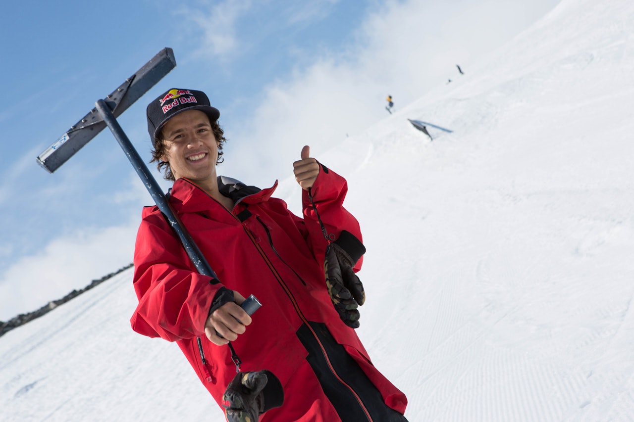 PÅ JOBB: En stor del av Jesper Tjäders sommerjobb i Norge er å fikse på rails og hopp. I tillegg til å kjøre kjempevanskelige rails og gjøre backflips (blant annet). Foto: Tore Meirik PÅ JOBB: En stor del av Jesper Tjäders sommerjobb i Norge er å fikse på rails og hopp. I tillegg til å kjøre kjempevanskelige rails og gjøre backflips (blant annet). Foto: Tore Meirik