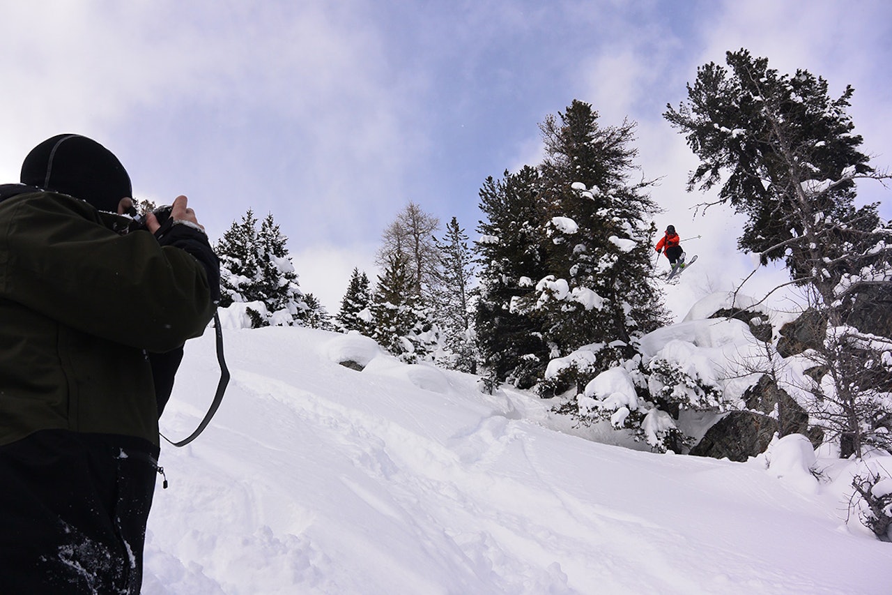SVEITS: Asbjørn Eggebø Næss, Åsmund Thorsen (på ski) og PK Hunder er i Sveits. Foto: Asbjørn Eggebø Næss SVEITS: Asbjørn Eggebø Næss, Åsmund Thorsen (på ski) og PK Hunder er i Sveits. Foto: Asbjørn Eggebø Næss