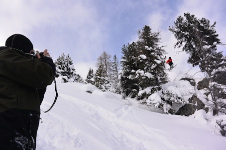 SVEITS: Asbjørn Eggebø Næss, Åsmund Thorsen (på ski) og PK Hunder er i Sveits. Foto: Asbjørn Eggebø Næss SVEITS: Asbjørn Eggebø Næss, Åsmund Thorsen (på ski) og PK Hunder er i Sveits. Foto: Asbjørn Eggebø Næss