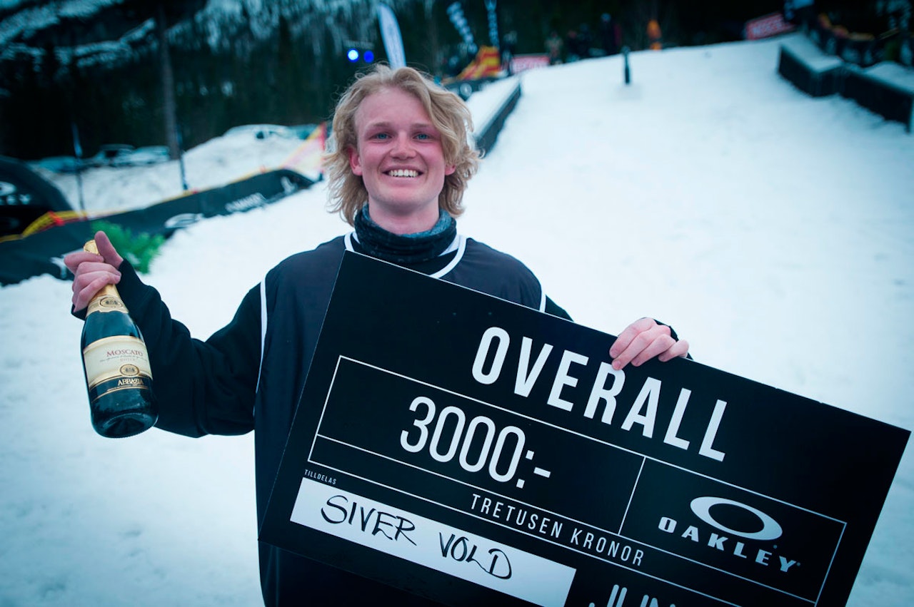 Siver Voll fikk både penger og champagne da han vant en Junkyard railjam i 2014. Foto: Emil Kjos Sollie Siver Voll fikk både penger og champagne da han vant en Junkyard railjam i 2014. Foto: Emil Kjos Sollie