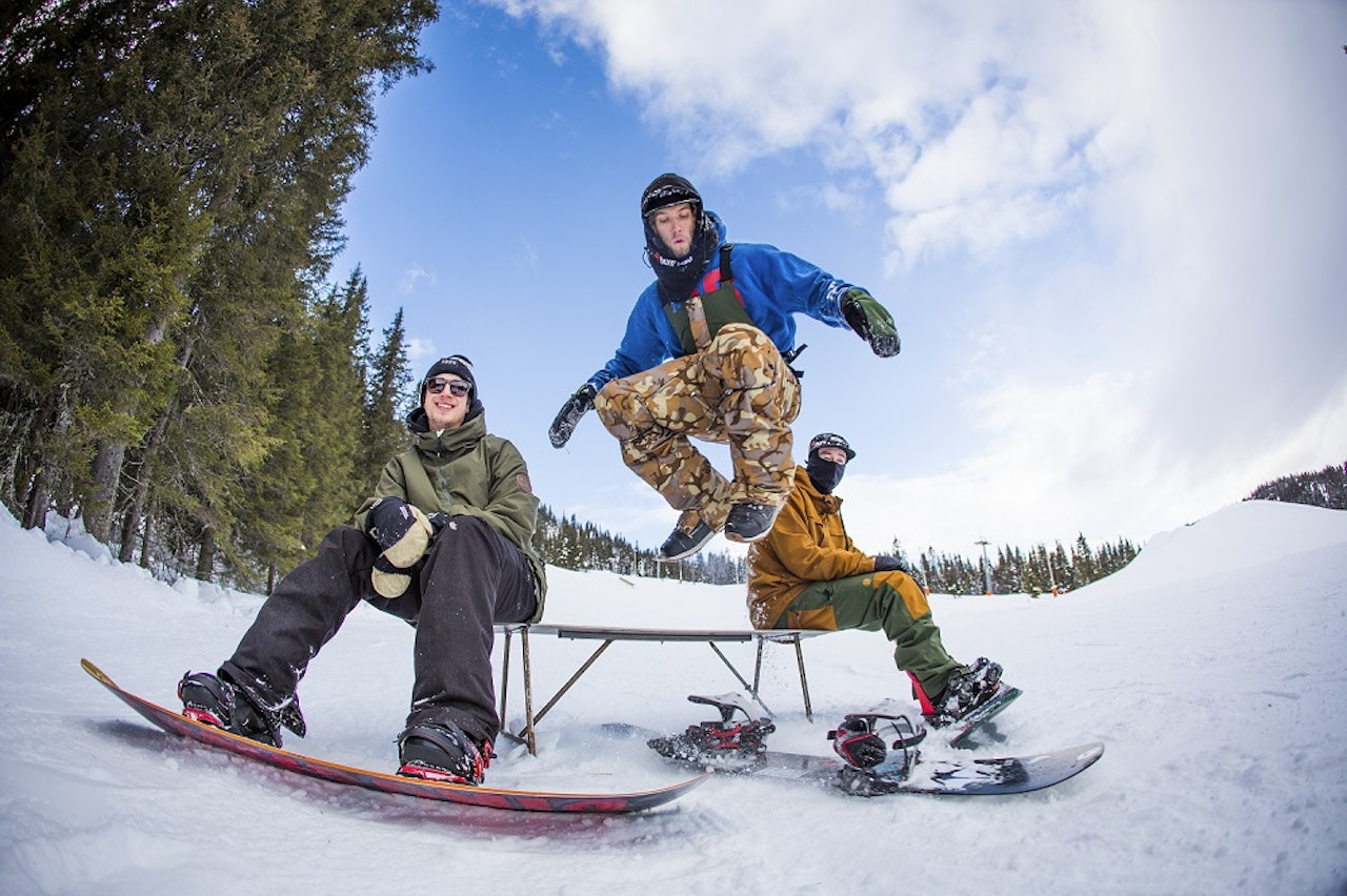 TEAM BATTLE: I samarbeid med Playboard inviterer Bernhard Sports og burn Energy noen av Skandinavias beste snowboardere for å kjøre The Team Battle fra 19-22.mars.Og det beste av alt? Du kan være en av dem som får være med! f.v. Fredrik Perry, Len Roald Jørgensen, Jonas Steen. Foto: Daniel Tengs TEAM BATTLE: I samarbeid med Playboard inviterer Bernhard Sports og burn Energy noen av Skandinavias beste snowboardere for å kjøre The Team Battle fra 19-22.mars.Og det beste av alt? Du kan være en av dem som får være med! f.v. Fredrik Perry, Len Roald Jørgensen, Jonas Steen. Foto: Daniel Tengs