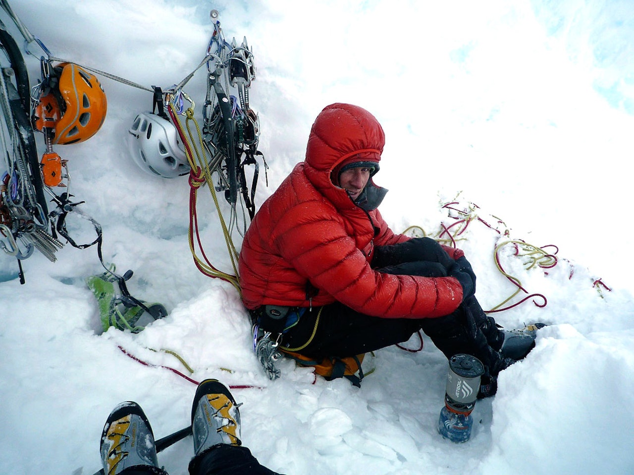 GLEMTE SEG: Nils skulle av og til ønske han hadde med litt mer i sekken. Her på en kald bivuakk i en bresprekk høyt på Mount Hunter (4633 moh) i Alaska under et «rekordforsøk». De klatret den 1200meter høye nordpilaren på 9 timer, men kom aldri til toppen av fjellet. I dårlig vær hadde de mer enn nok med å komme seg ned igjen. Foto: Colin Haley. GLEMTE SEG: Nils skulle av og til ønske han hadde med litt mer i sekken. Her på en kald bivuakk i en bresprekk høyt på Mount Hunter (4633 moh) i Alaska under et «rekordforsøk». De klatret den 1200meter høye nordpilaren på 9 timer, men kom aldri til toppen av fjellet. I dårlig vær hadde de mer enn nok med å komme seg ned igjen. Foto: Colin Haley.