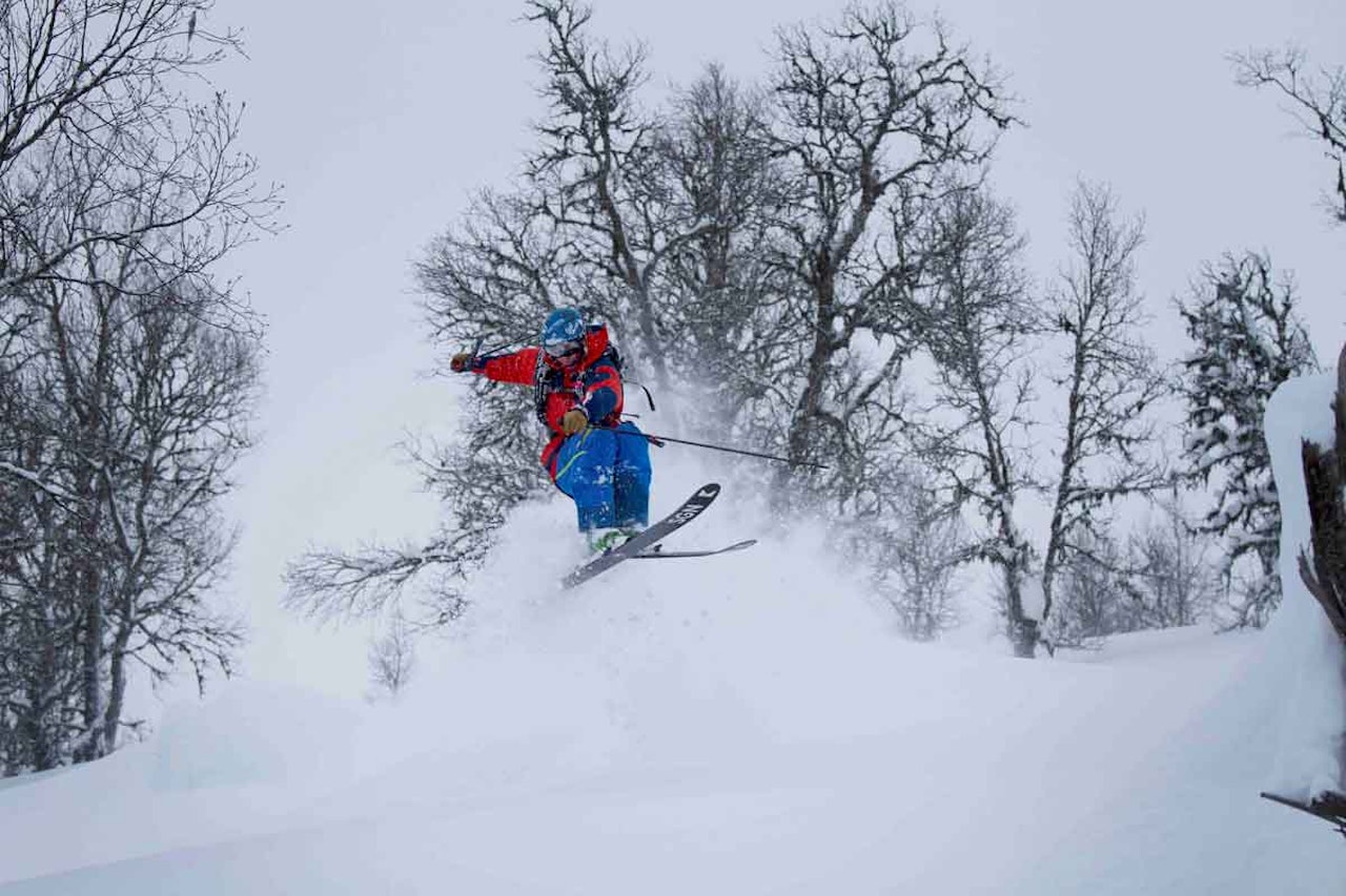 NEDSNØDD: Egentlig begynner mange av oss å bli litt leie av nedsnødde bilder fra Sogndal denne vinteren. Men det er jo deilig også… Dette er lokal helt Ivar Løvik i Kokstadskogen forrige uke. Foto: Vegar Wathne Bøyum