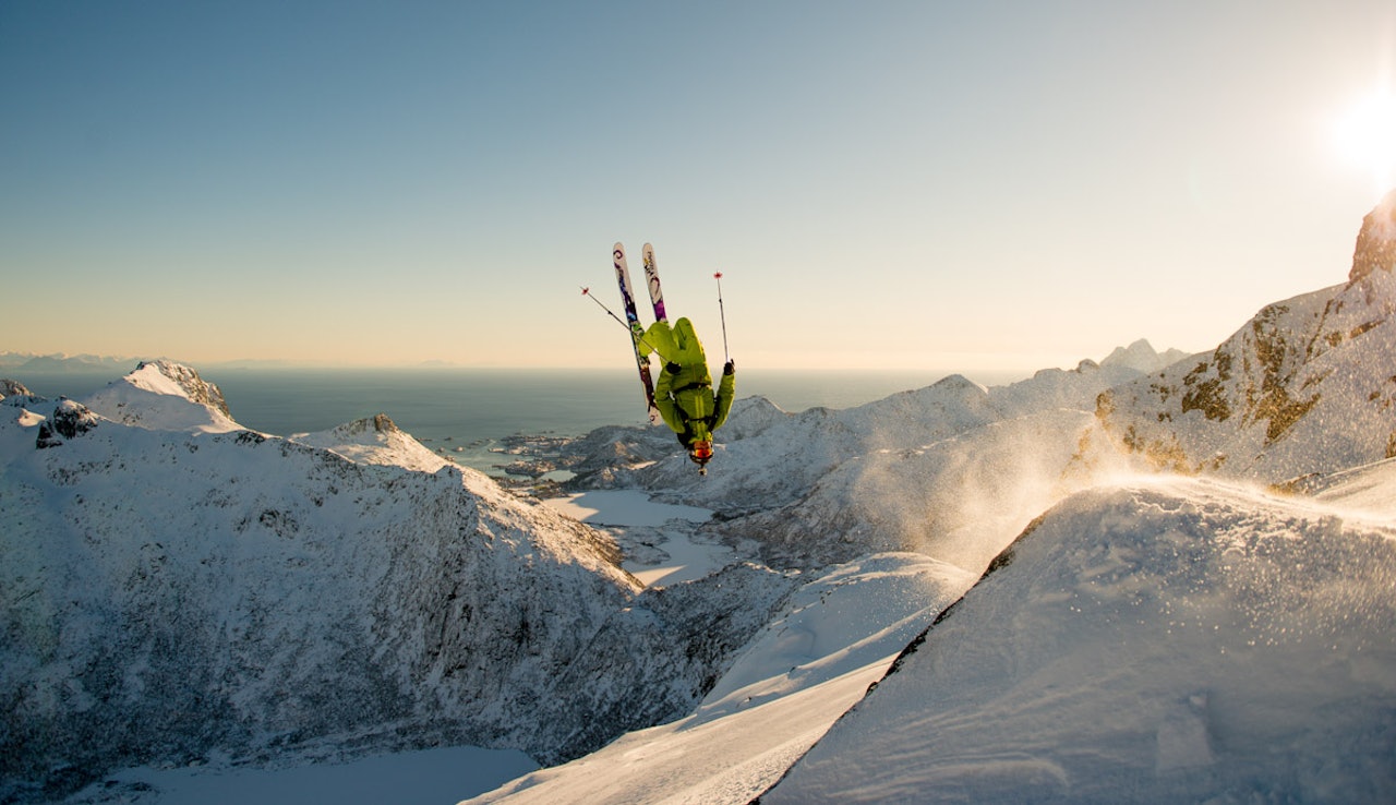 BACKFLIP: Med Skavlein på Lemonsjøen som klasserom er Øystein Aasheim vant til å være opp/ned i lufta. Her har han eksamen i Lofoten. Foto: Sverre Hjørnevik BACKFLIP: Med Skavlein på Lemonsjøen som klasserom er Øystein Aasheim vant til å være opp/ned i lufta. Her har han eksamen i Lofoten. Foto: Sverre Hjørnevik
