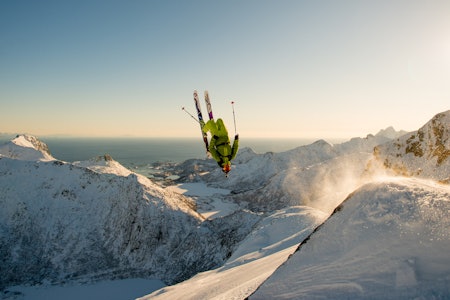 BACKFLIP: Med Skavlein på Lemonsjøen som klasserom er Øystein Aasheim vant til å være opp/ned i lufta. Her har han eksamen i Lofoten. Foto: Sverre Hjørnevik BACKFLIP: Med Skavlein på Lemonsjøen som klasserom er Øystein Aasheim vant til å være opp/ned i lufta. Her har han eksamen i Lofoten. Foto: Sverre Hjørnevik